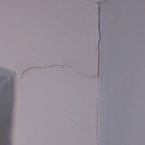 Cracks/gaps/chips in walls/cornices to fix