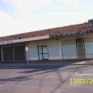 Near-abandoned shopping strip