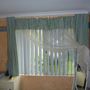 Bedroom window furnishings